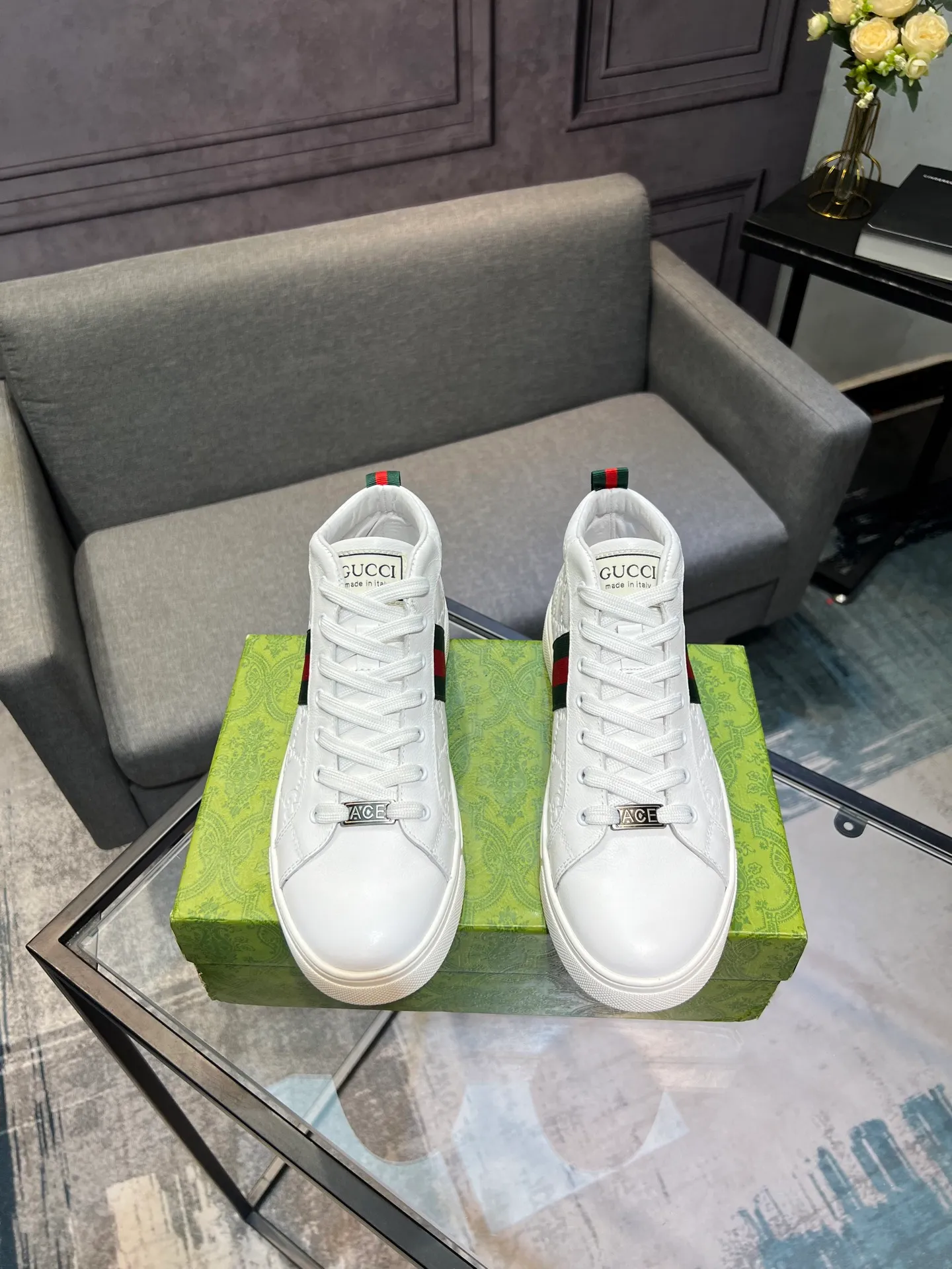 Men's men's shoes 💰460 The new high-top GUCCI (Gucci) counters are launched simultaneously. The new men's shoes, 😘fabrics are selected from imported cowhide, and the lining is sheepskin lining. 👍🏿 High-end ☄️ air-cushion molded anti-slip rubber outsole, exquisite lines, simple and elegant, comfortable and high-end for leisure travel. Code number: 38 to 44 (45 can be customized and cannot be returned or exchanged)